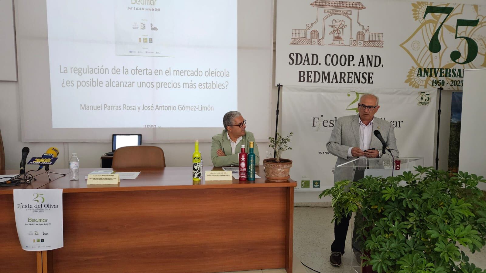 Momento de la conferencia de los profesores Manuel Parras y José Antonio Gómez-Limón