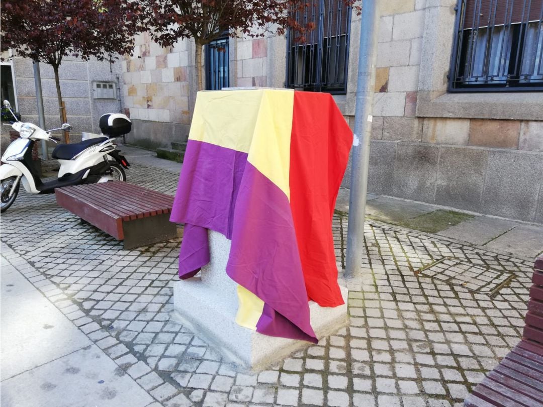 El monolito en memoria de las víctimas de la Dictadura Franquista cubierto con la bandera republicana