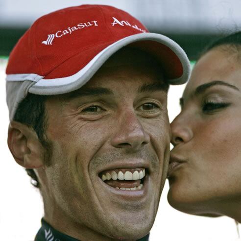 El beso de la victoria para Luis Pérez