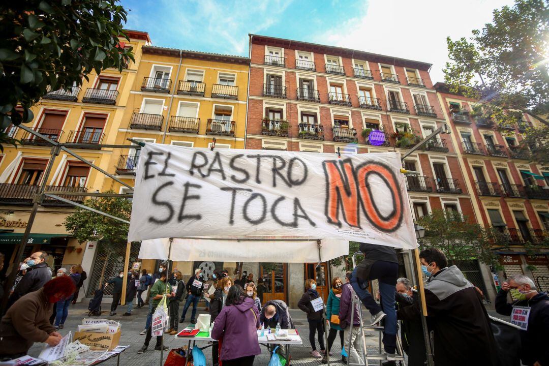 Varias personas sostienen un cartel en el que se lee &quot;El Rastro no se toca&quot; en una nueva manifestación de comerciantes de El Rastro.