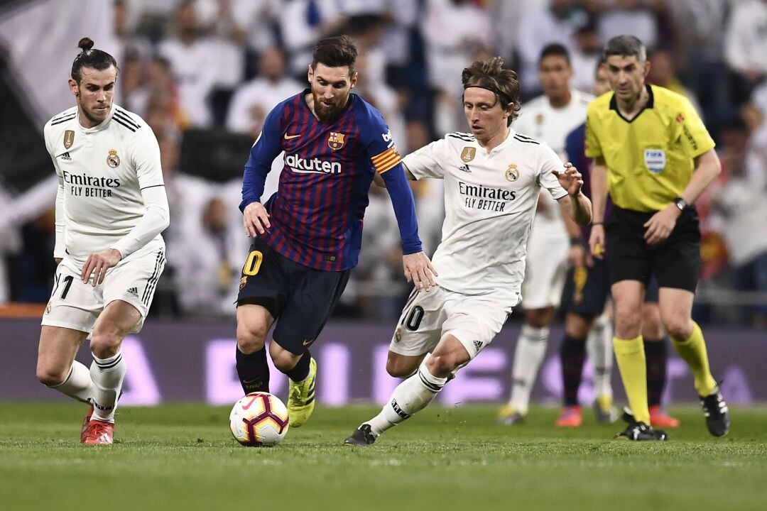 Bale, Messi y Modric, en un Clásico entre el Barcelona y el Real Madrid.