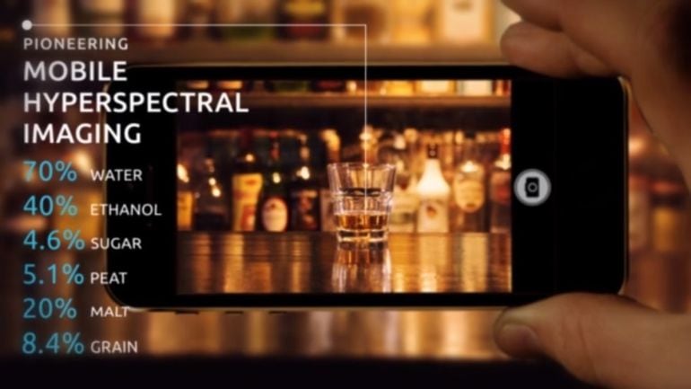 Simulación de lo que sería capaz de hacer esta nueva aplicación integrada en la cámara fotográfica de los teléfonos móviles.