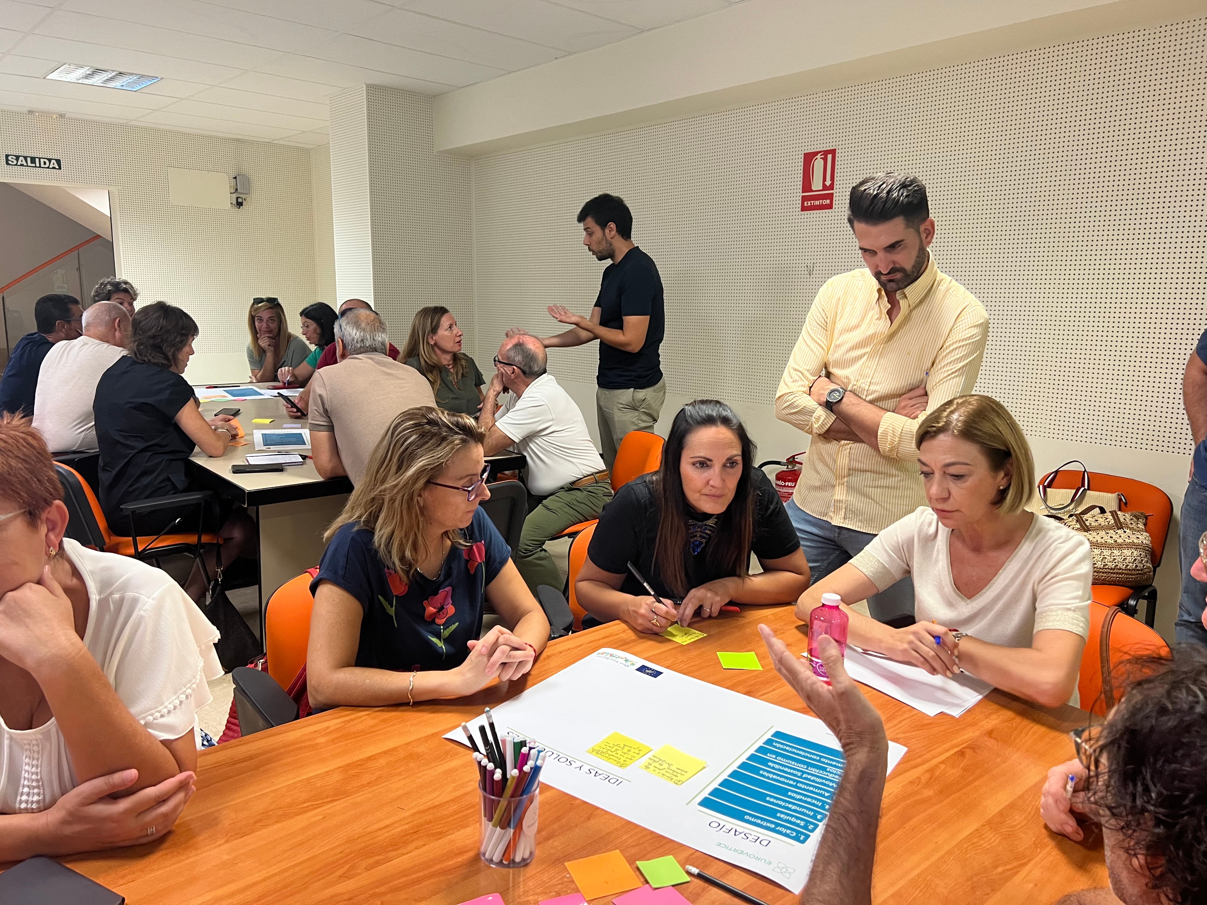 La alcaldesa de Jumilla junto al resto de miembros del ayuntamiento asistiendo al taller formativo