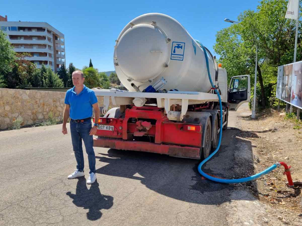 El alcalde de Pareja junto a un camión cisterna cargando agua