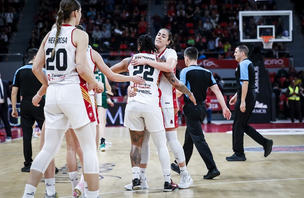 Vega Gimeno, Tanaya Atkinson y Nerea Hermosa celebran la clasificación del Casademont para los cuartos de final de la Euroliga, tras ganar al AZS Lublin