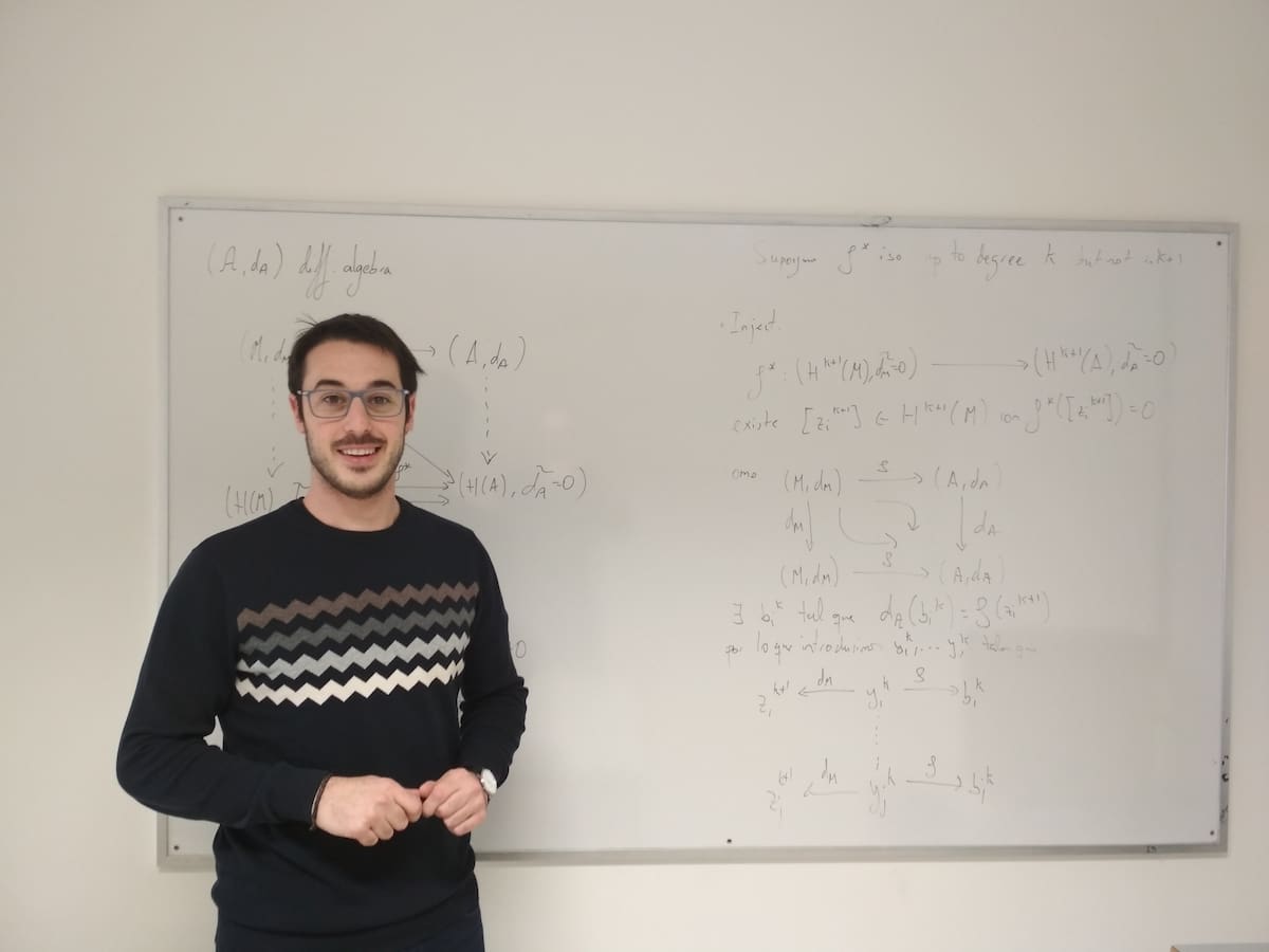 El profesor del Campus de Huesca Víctor Manero, en la final del campeonato estatal de monólogos científicos