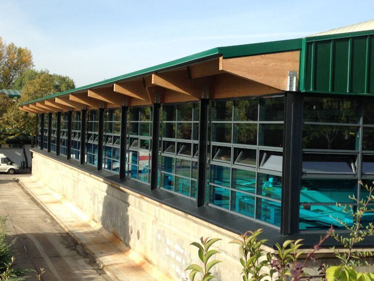 Parte de la fachada de la piscina climatizada de Eras de Santa Marina en Palencia. 