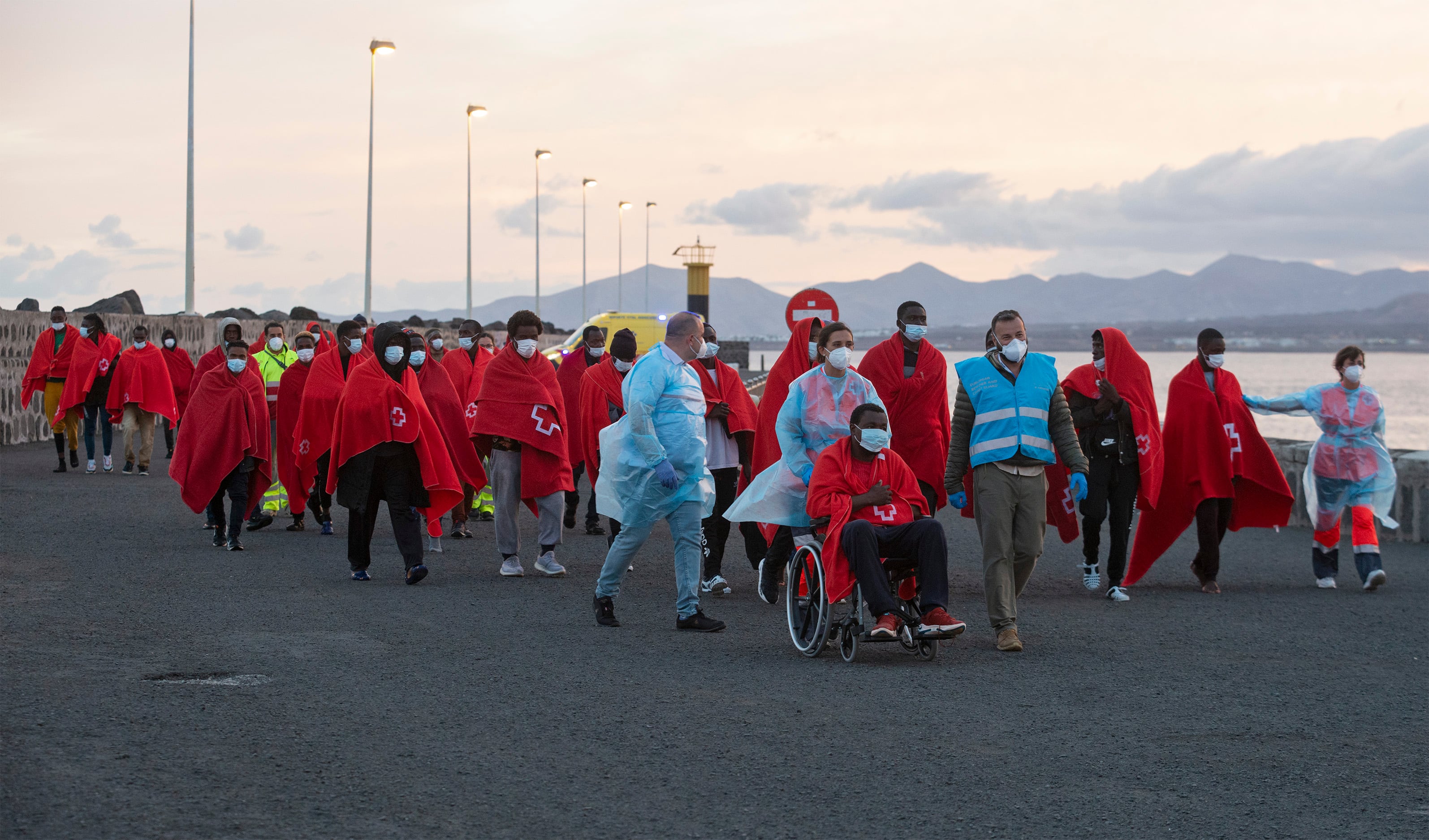 La Salvamar Al Nair, de Salvamento Marítimo, ha rescatado este sábado en aguas próximas a Lanzarote a una lancha neumática con 52 personas de origen subsahariano a bordo, 34 varones, 14 mujeres y cuatro niños, a los que ha trasladado al puerto de Arrecife.