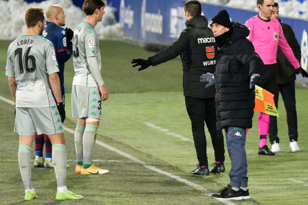 GRAF9438. HUESCA.- El entrenador chileno del Real Betis, Manuel Pellegrini (d), durante el partido de la jornada 18 de Liga en Primera División que SD Huesca y Real Betis juegan hoy lunes en El Alcoraz, en Huesca. EFE JAVIER BLASCO