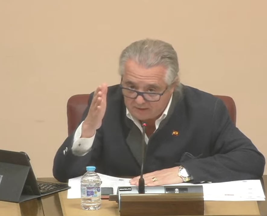 Uno de los momentos de la intervención del concejal José Ramón Conesa, expulsado por VOX