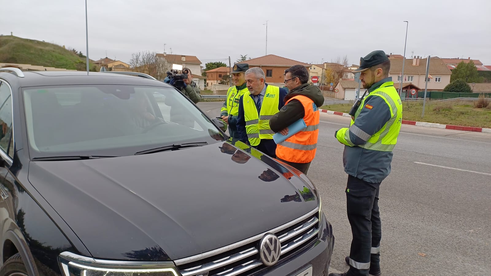 El subdelegado del Gobierno, Pedro de la Fuente, y el Jefe de Tráfico, Raúl Galán, han estado en uno de los controles de la campaña sobre alcohol y drogas