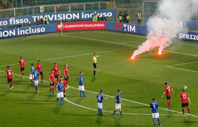 Dos bengalas caen al terreno de juego donde se jugaba el Italia - Albania.
