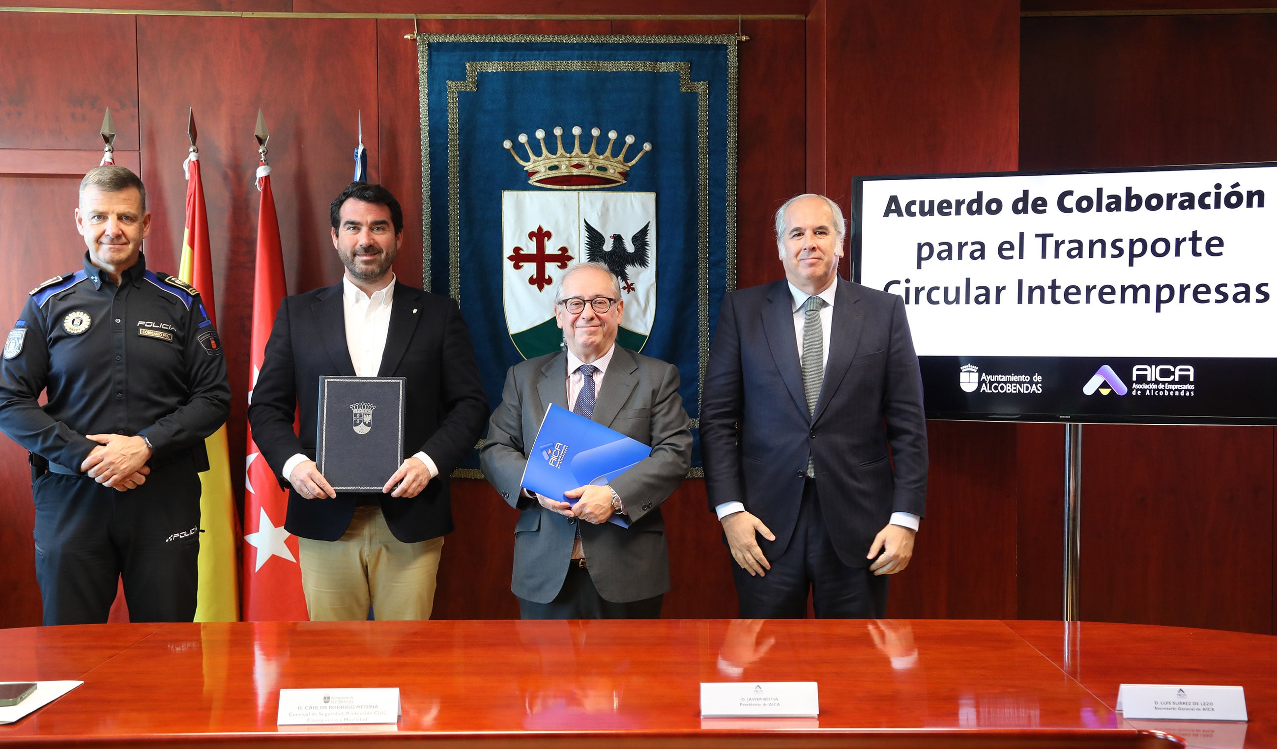 El Ayuntamiento del municipio y la asociación local renuevan su convenio de colaboración para el servicio de Transporte Interempresas, que supone una inversión conjunta superior a los 192.400 euros