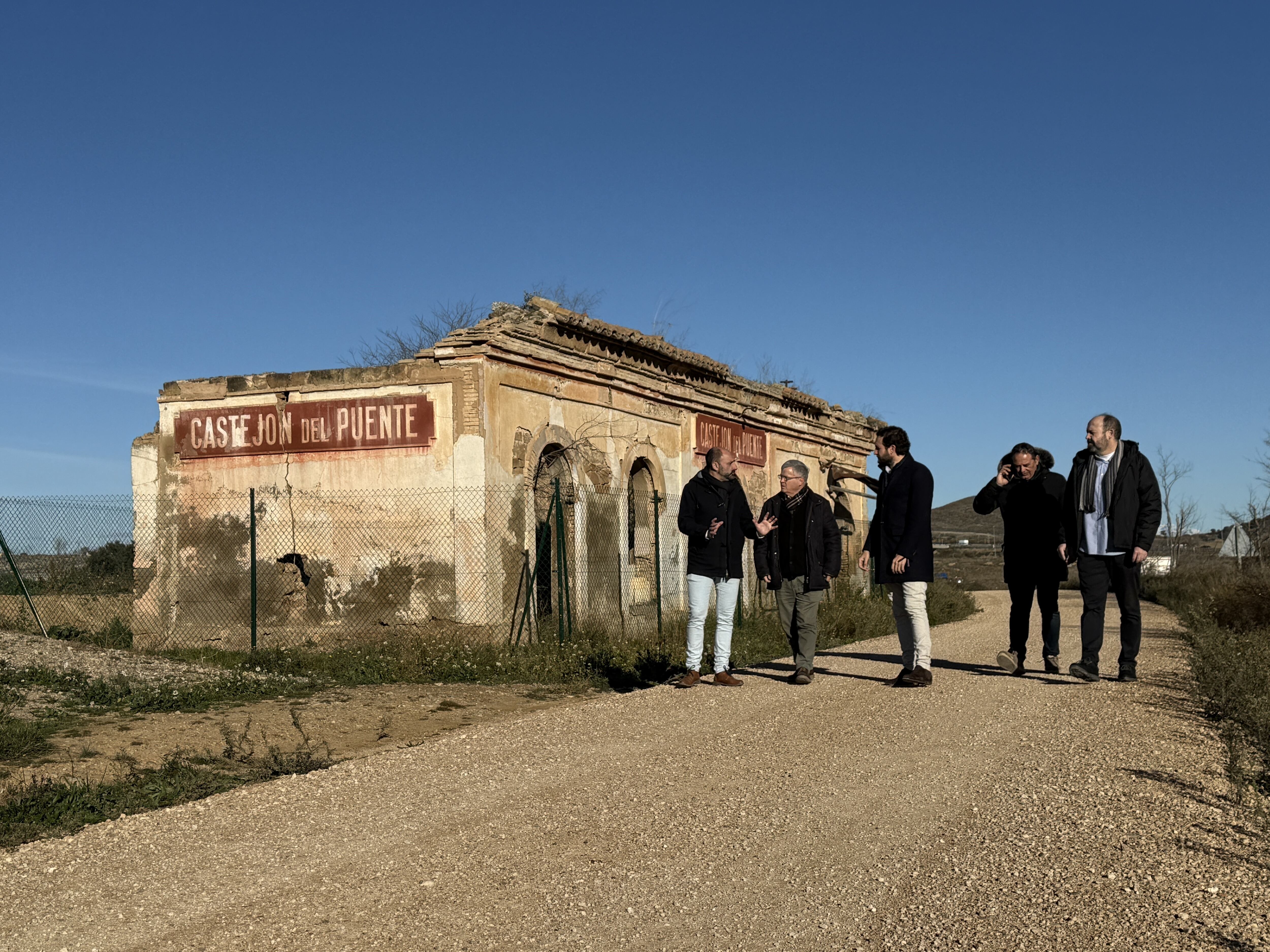 Torres, Comps, Claver, Barrau y Malo en la visita a la antigua estación de tren de Castejón del Puente. Foto: DPH