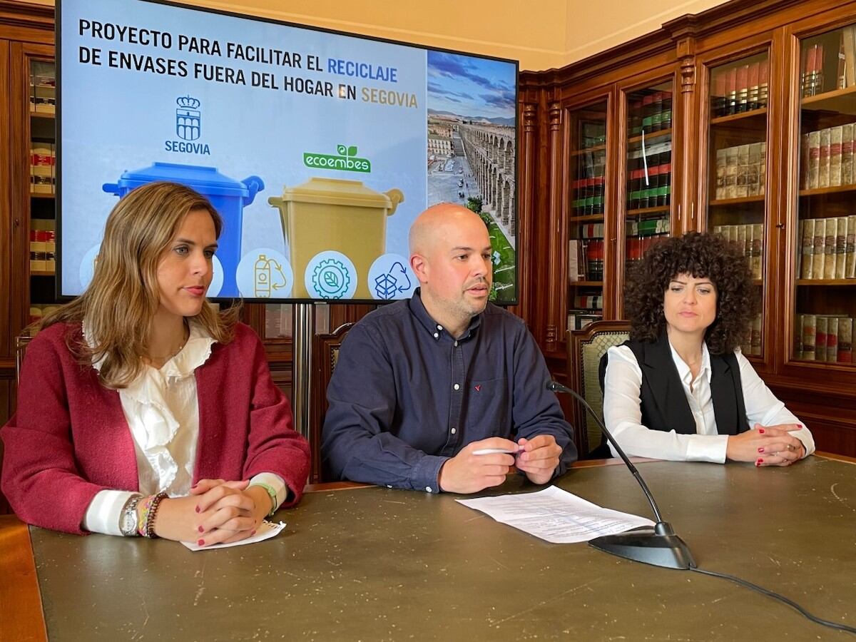 Presentación proyecto reciclaje con el concejal de Medio Ambiente, Ángel Galindo, en el centro.