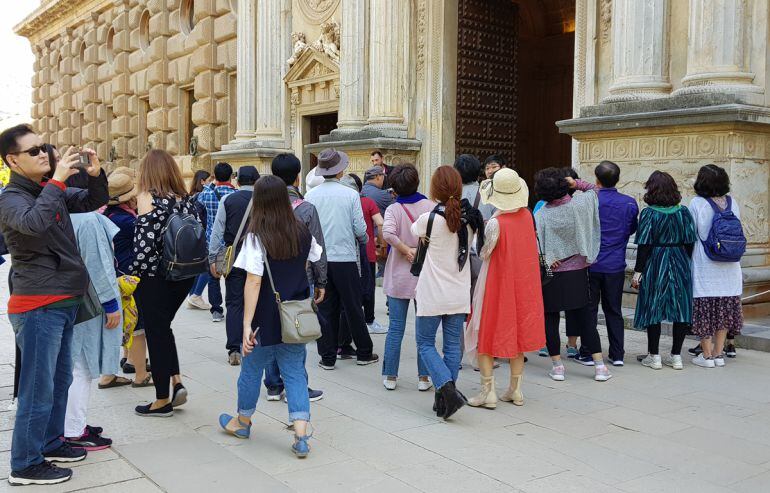 Turistas en la Alhambra (Granada)