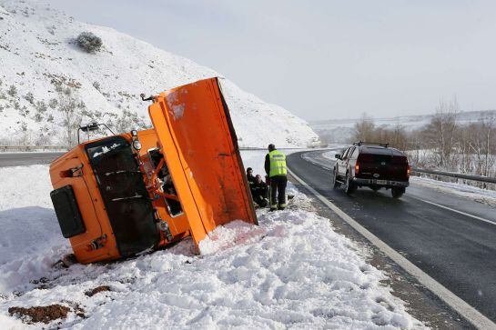 Una máquina quitanieves en la cuneta de una carretera, en Burgos.