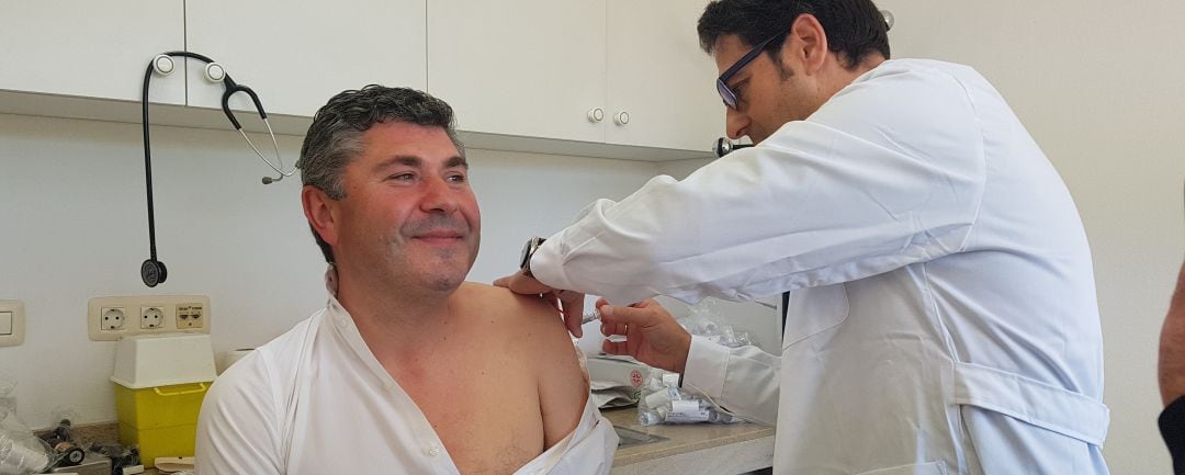 Ovidio Rodeiro, Delegado Terriorial de la Xunta en A Coruña, vacunándose