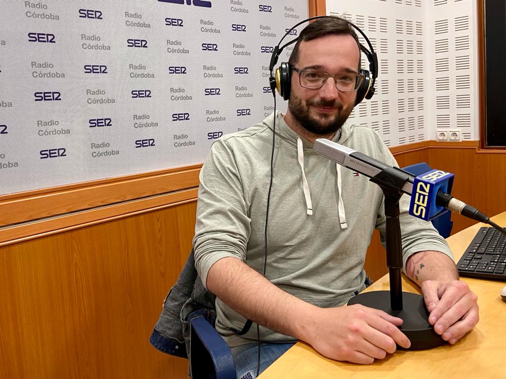 El dibujante de cómic, Miguel Ángel Ruiz, en los estudios de Radio Córdoba - Cadena SER