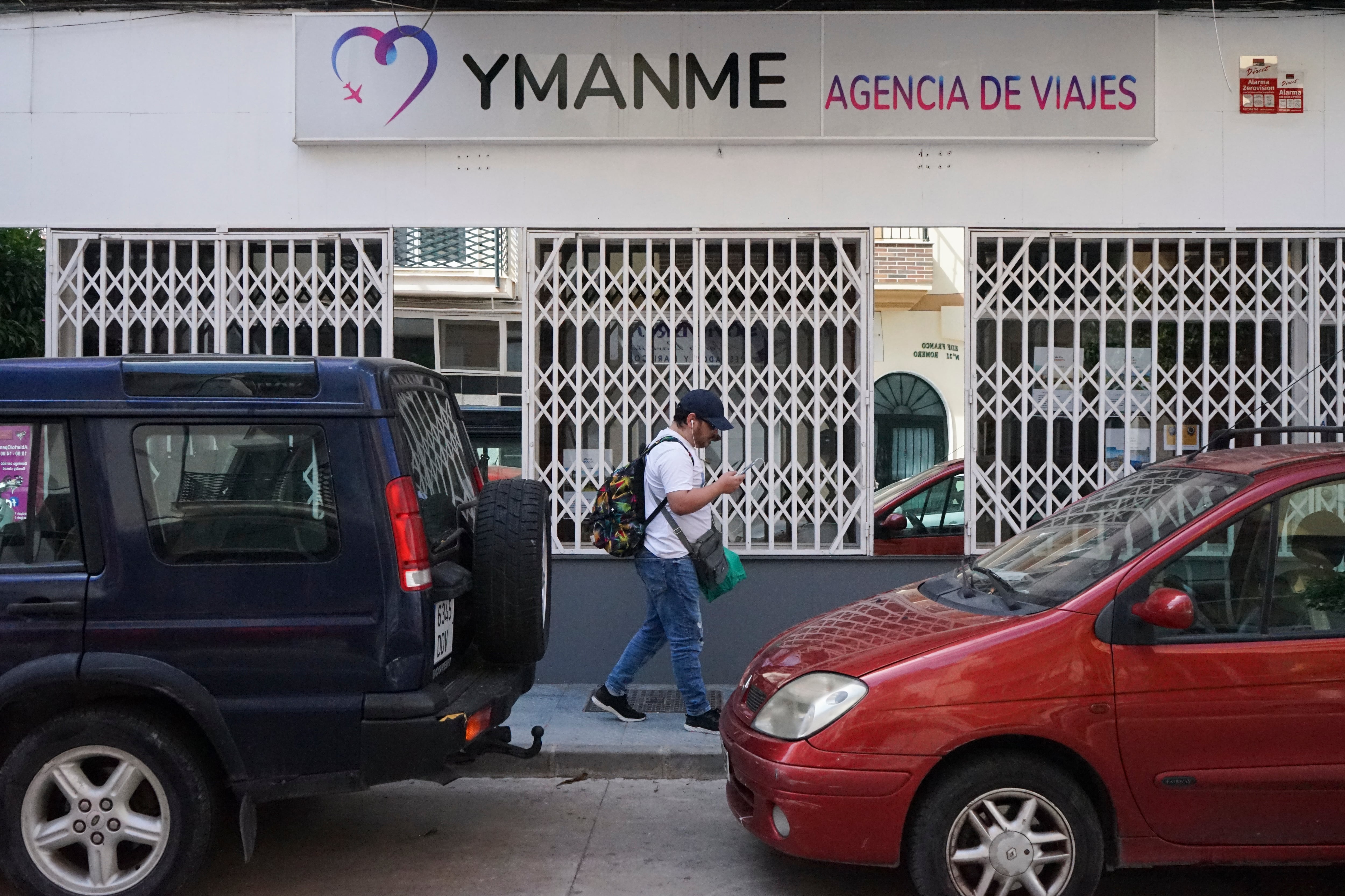 MÁLAGA, 27/04/2024.- Imagen de la agencia de viajes en Vélez-Málaga a la que la Policía Nacional investiga por presuntamente haber estafado al menos a un grupo de alumnos de Antequera por un viaje que no han realizado y del que no les ha devuelto el dinero. EFE/María Alonso
