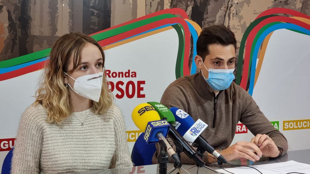 Nerea Marín y Pedro Domínguez ante la prensa en la Casa del Pueblo