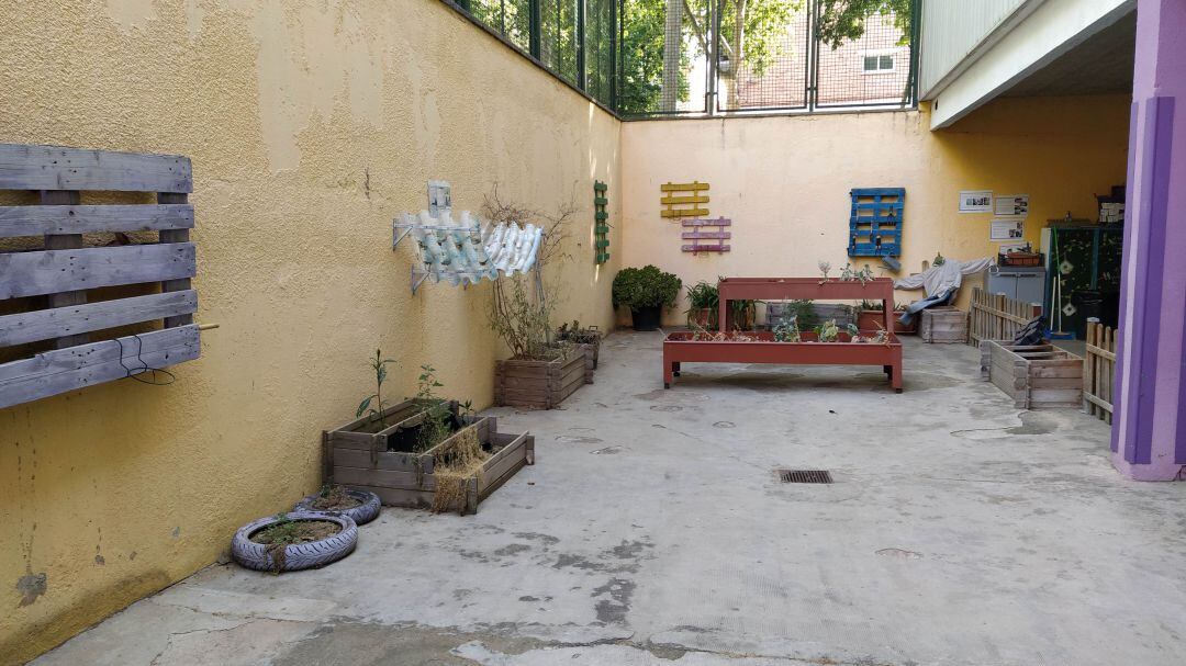 Es reformaran 12 patis escolars –2 més dels que estaven previstos inicialment- amb una inversió de 2’5 milions d’euros per part de l’Ajuntament de Barcelona