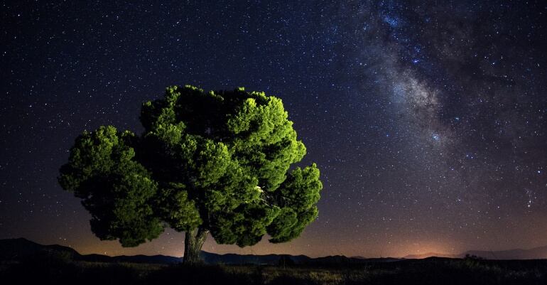 Imagen de la Vía Láctea en el cielo nocturno