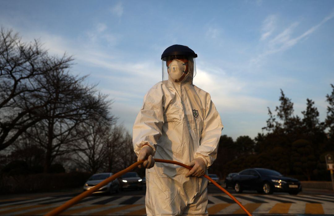 Un profesional desinfecta una zona de Seúl, en Corea del Sur.