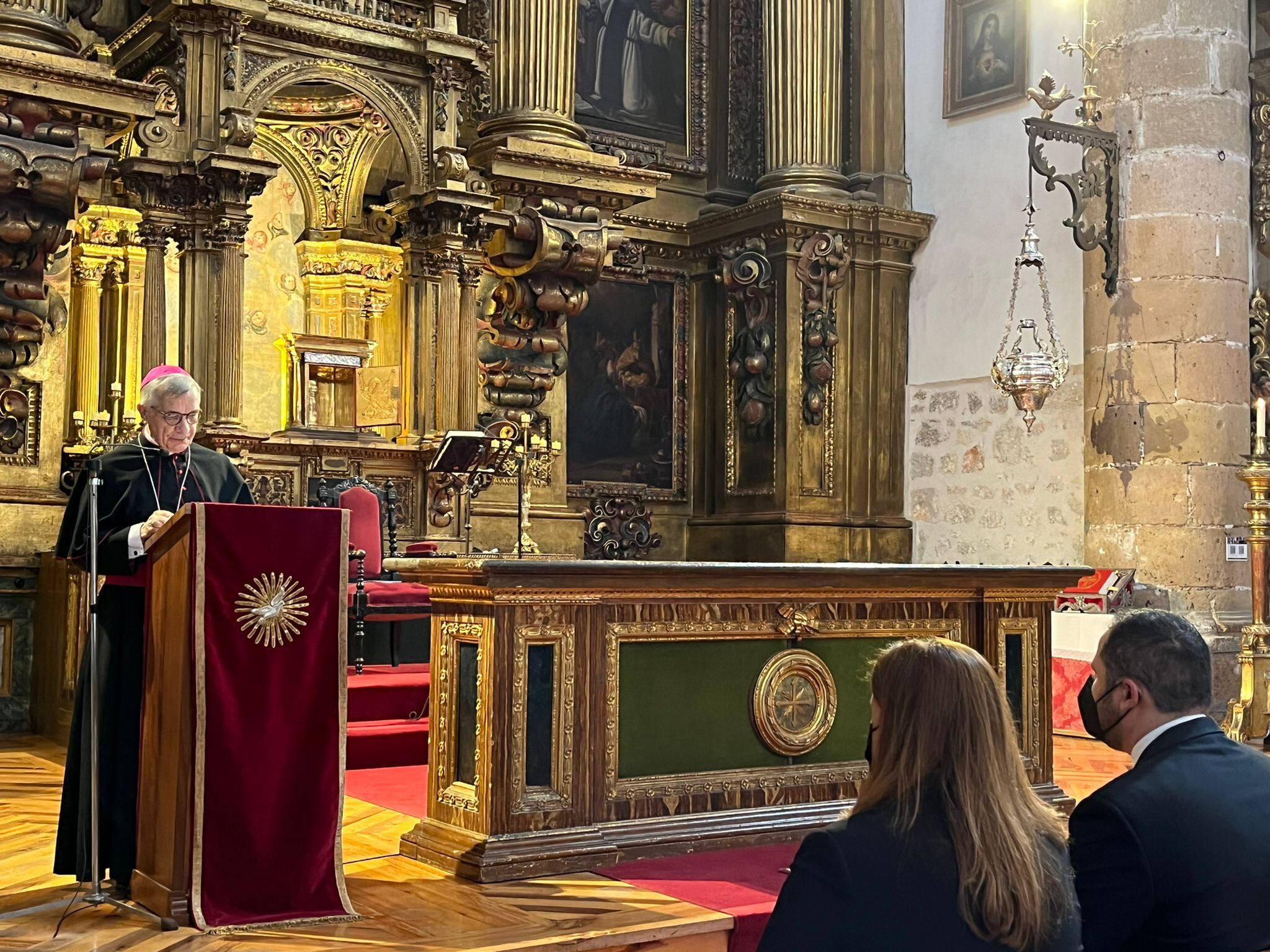 La concejala de Patrimio Histórico, Clara Martín, y el presidente de la Junta de Cofradías de Segovia, Víctor García, escuchan el Sermón de las Siete Palabras del Obispo de Segovia, Don César Augusto Franco