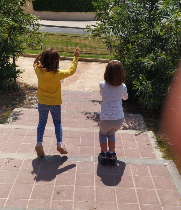 Los niños y niñas alicantinos han disfrutado hoy, tras 43 dias de confinamiento, de una hora de paseo