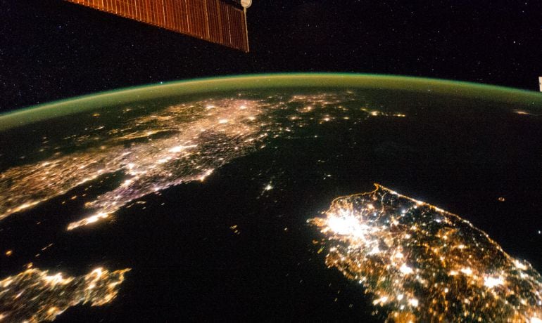 Imagen tomada en febrero de 2014 desde la Estación Espacial Internacional, donde Corea del Norte aparece como una zona oscura