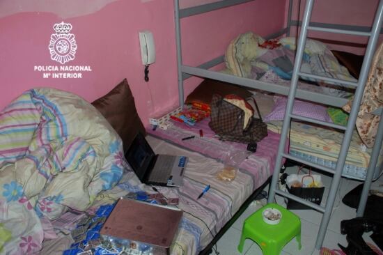 Un dels dormitoris on vivien amuntegades les víctimes de la xarxa