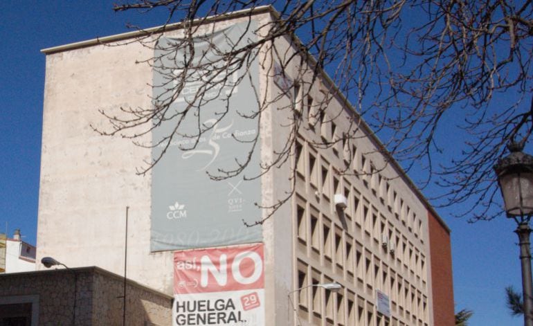 El edificio de la calle Cardenal Gil de Albornoz, junto al Parque de San Julián