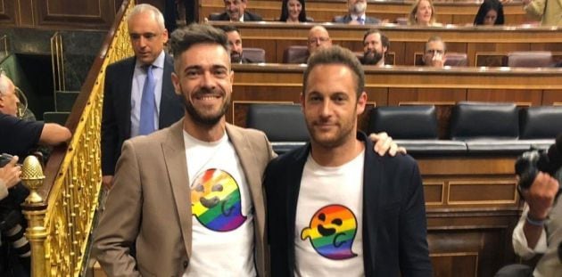 Tres diputados del PSOE lucen el &#039;fantasma gay&#039; de Vox en la sesión de constitución del Congreso.