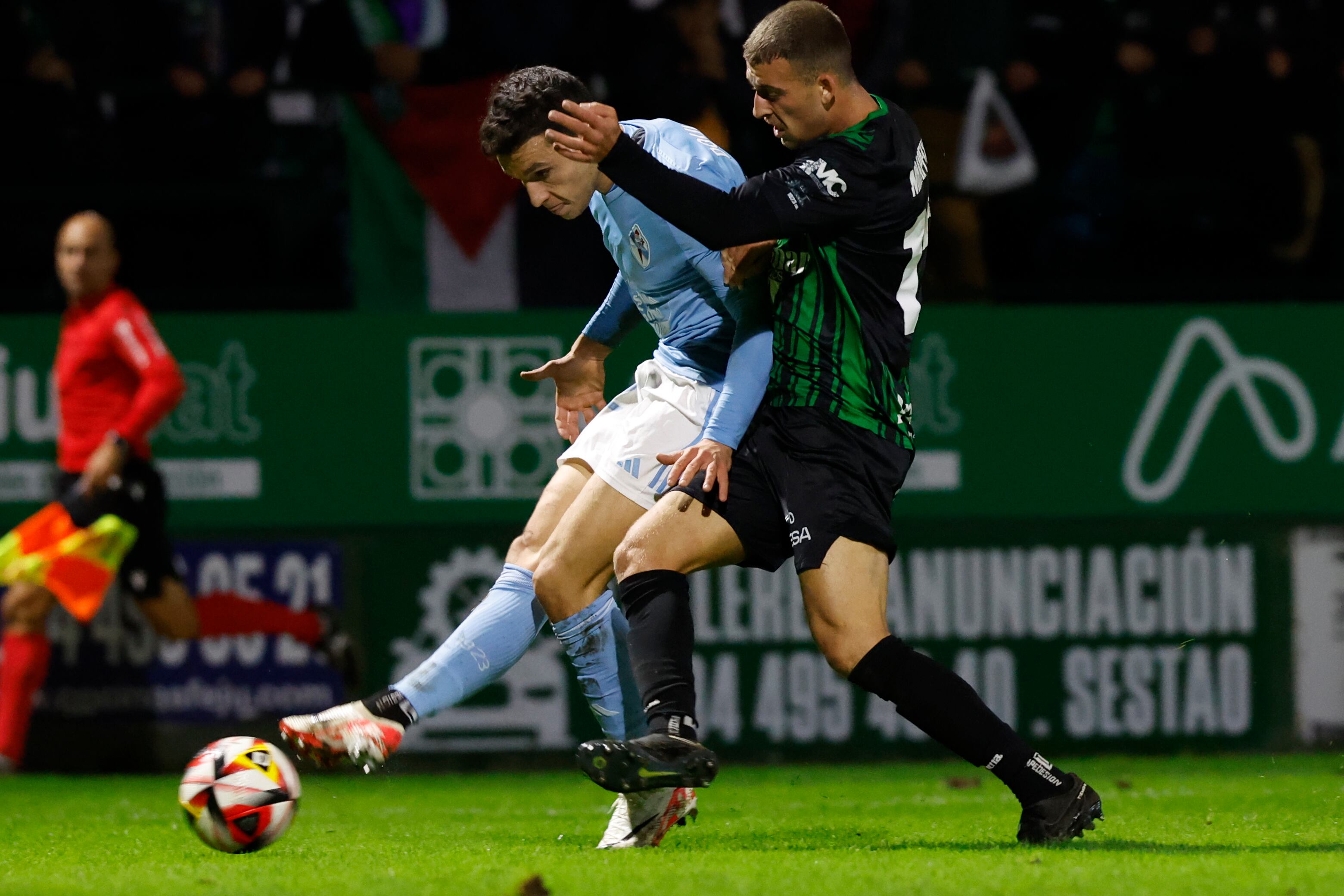 SESTAO, 07/12/2023.- El delantero griego del Celta Anastasios Douvikas (i) dispara a puerta para conseguir el primer gol del equipo gallego durante el partido de segunda ronda de Copa del Rey que Sestao River y Celta de Vigo juegan hoy jueves en el estadio Las Llanas, en Sestao. EFE/Miguel Toña
