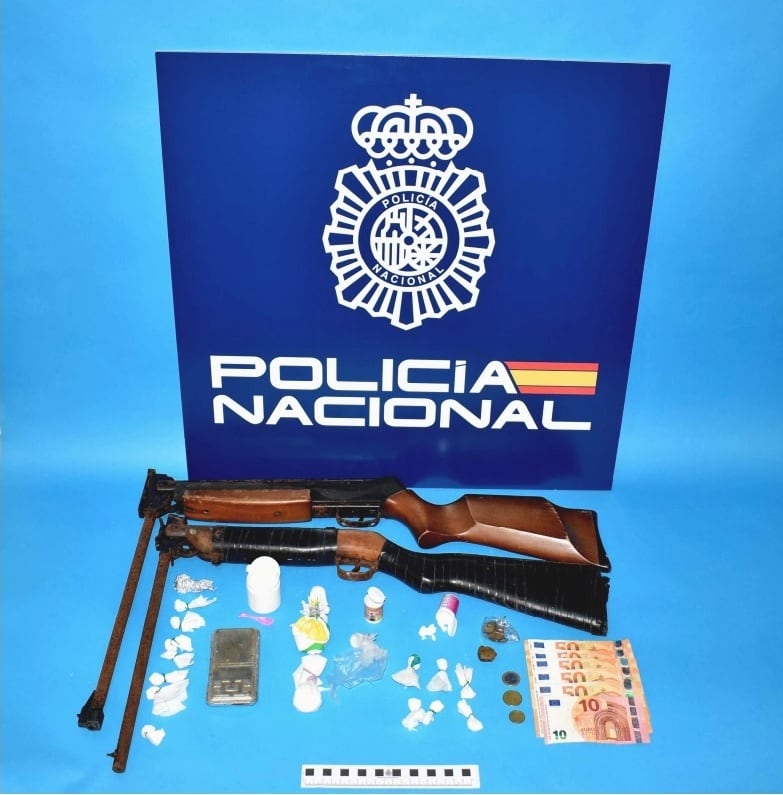 Droga, dinero y armas incautadas al joven investigado