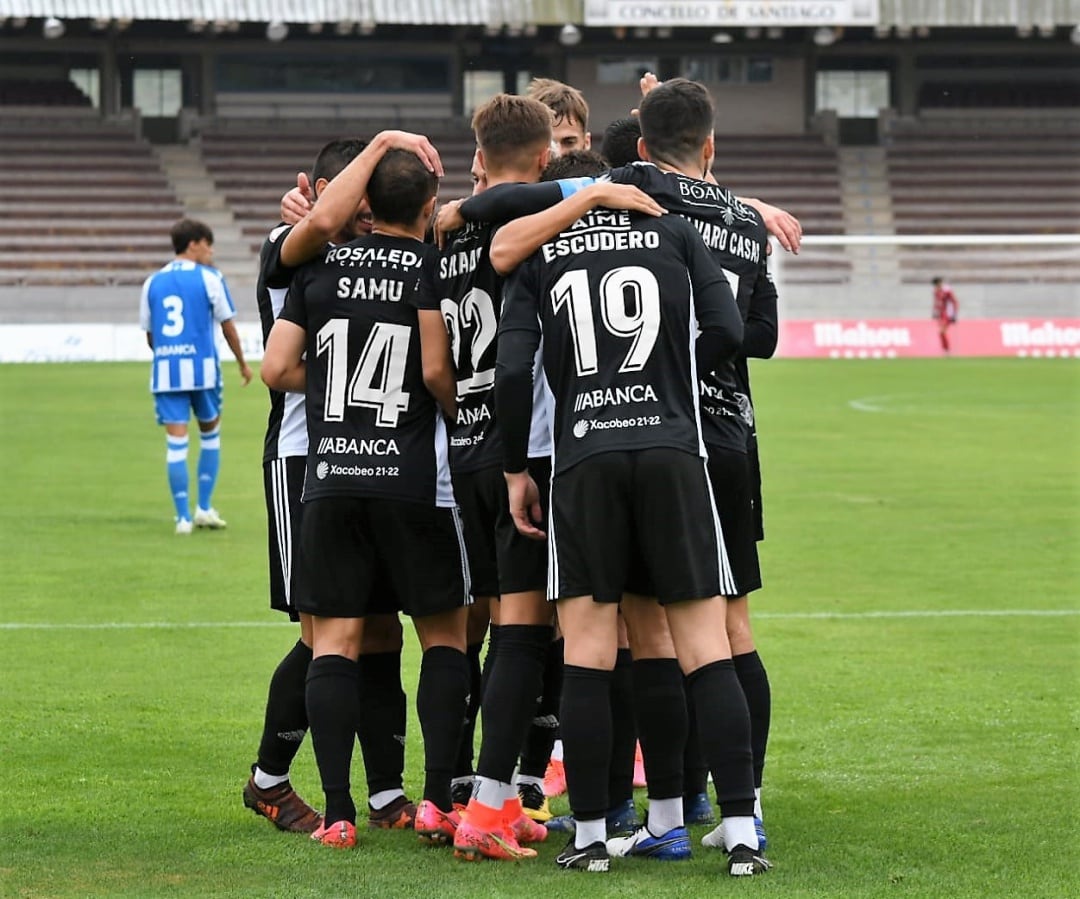 Los jugadores del Compos celebran uno de los goles marcados al Fabril