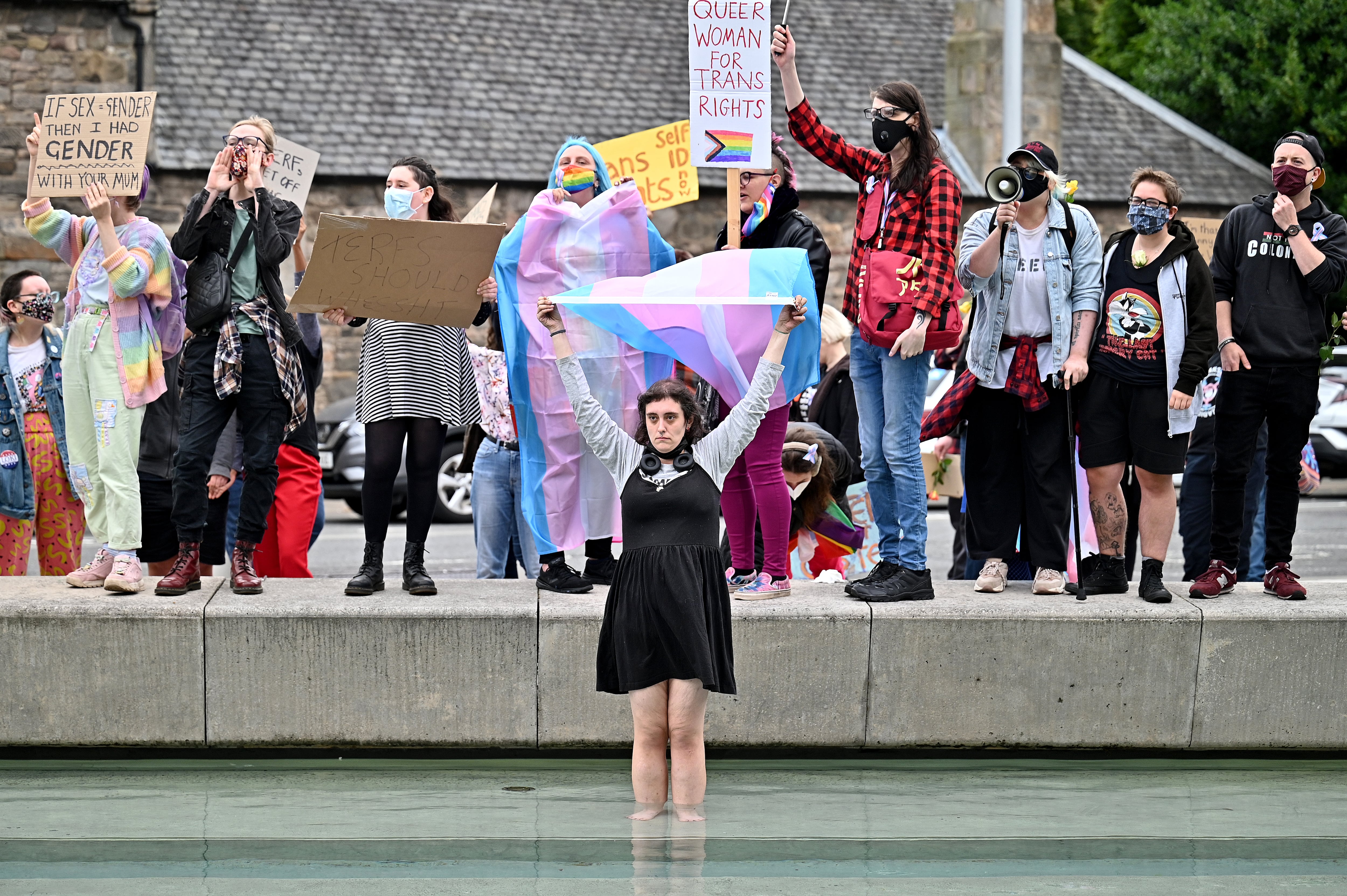 Activistas por los derechos trans se manifiestan en 2021 en Edimburgo (Escocia).