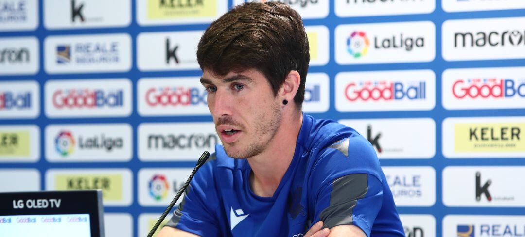 Aritz Elustondo responde en la sala de prensa de Zubieta