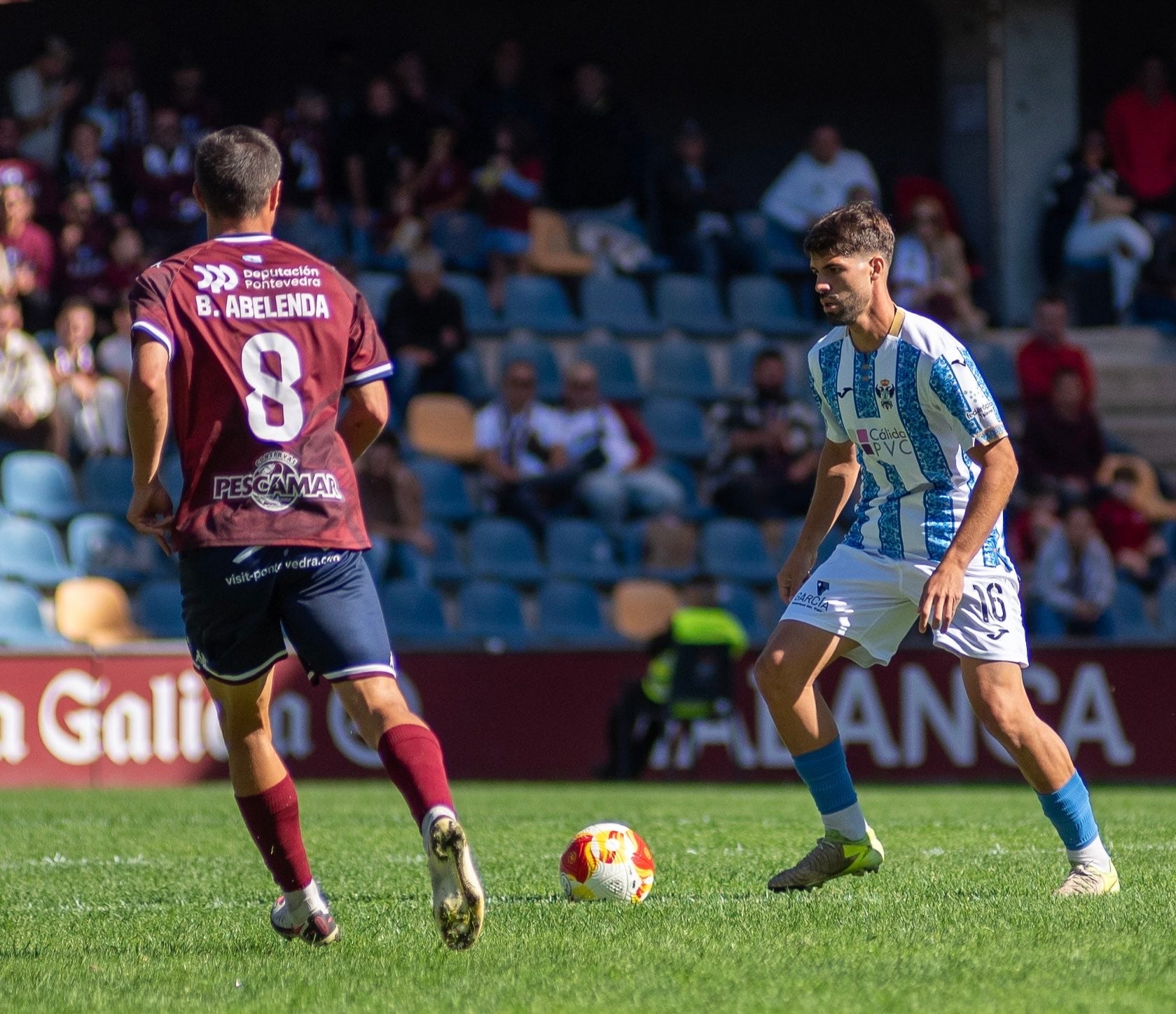 Isaiah Navarro se mide a Brais Abelenda del Pontevedra CF