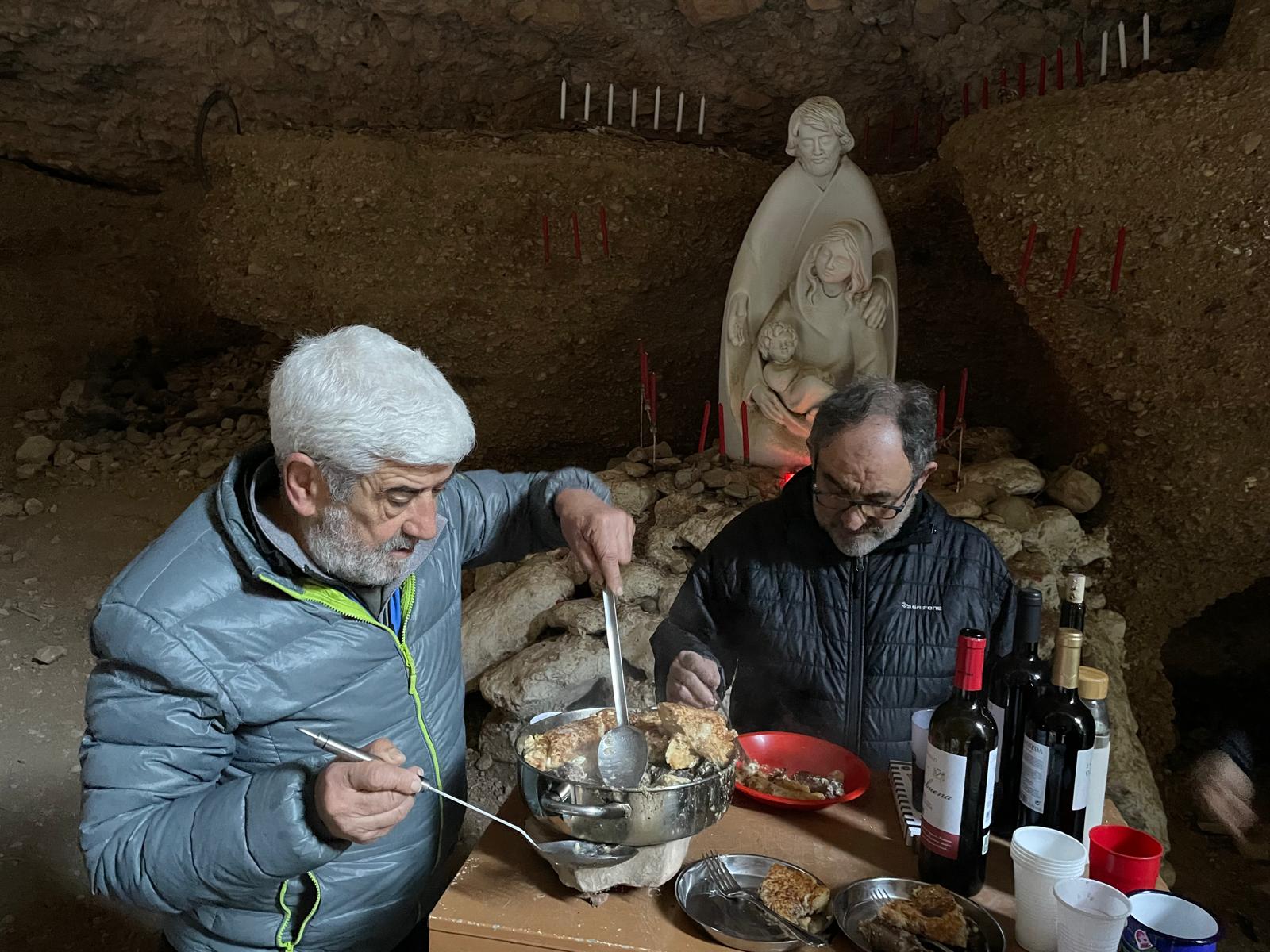 Manolo Bara y otro socio de Peña Guara, preparando el almuerzo