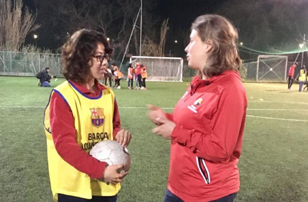 Batu, la refugiada pakistaní que sueña con ser entrenadora de fútbol