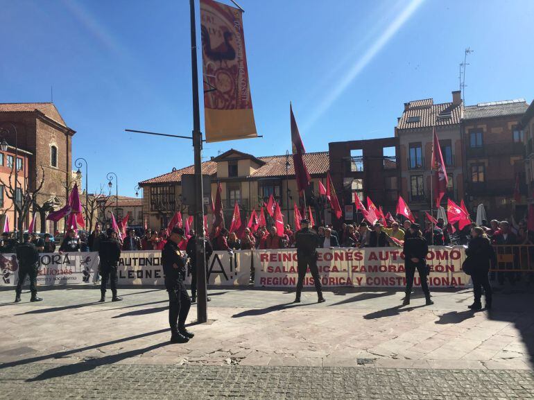 Colectivos leonesistas se manifiestan en San Isidoro coincidiendo con el pleno de las cortes del pasado mes de mayo.