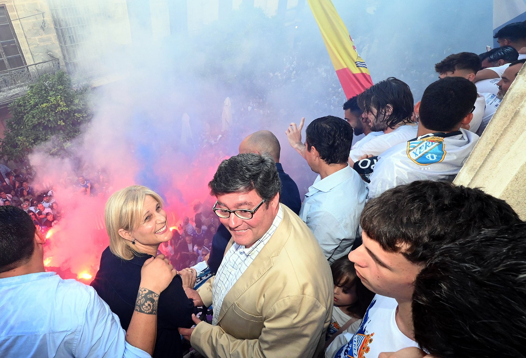 La alcaldesa de Jerez y el delegado de deportes junto a los jugadores en el balcón del Ayuntamiento