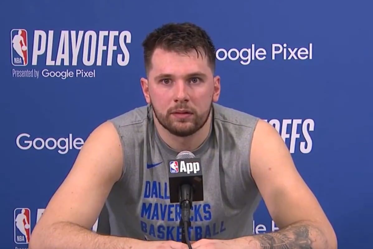 El surrealista momento de Luka Doncic en sala de prensa: unos gemidos interrumpen su respuesta.