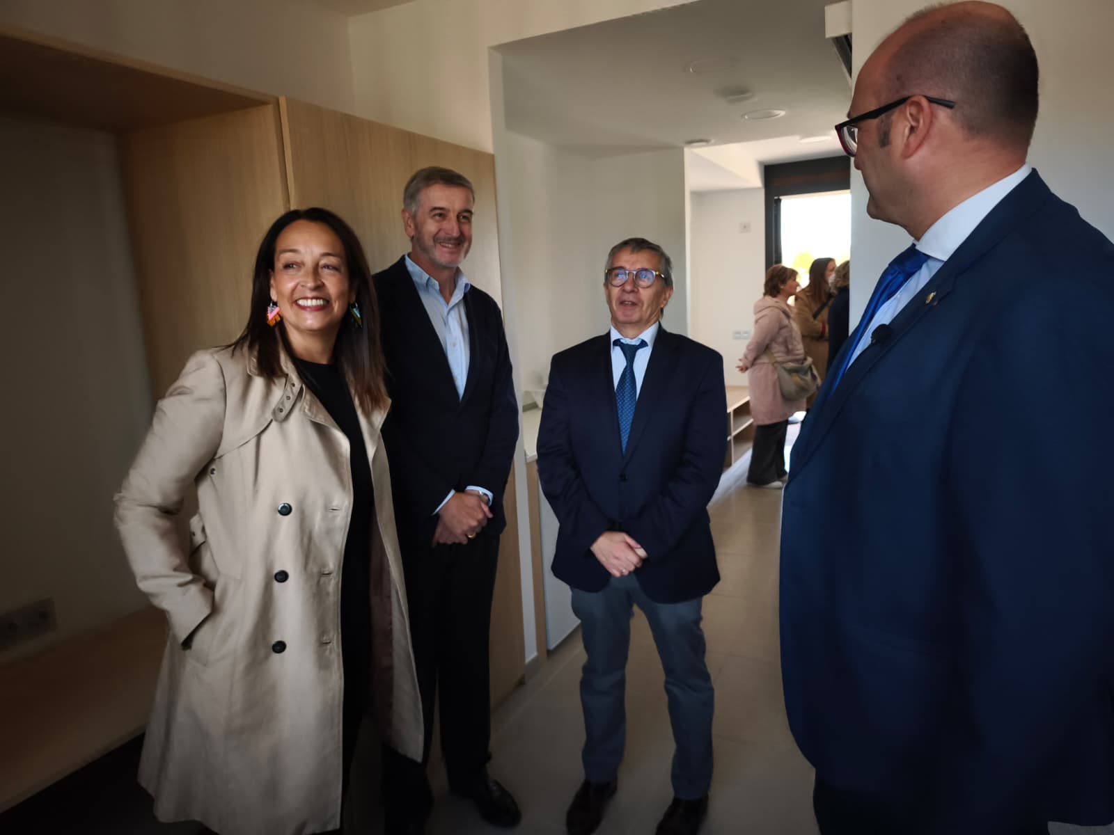 Autoridades visitando una de las viviendas de Valentia