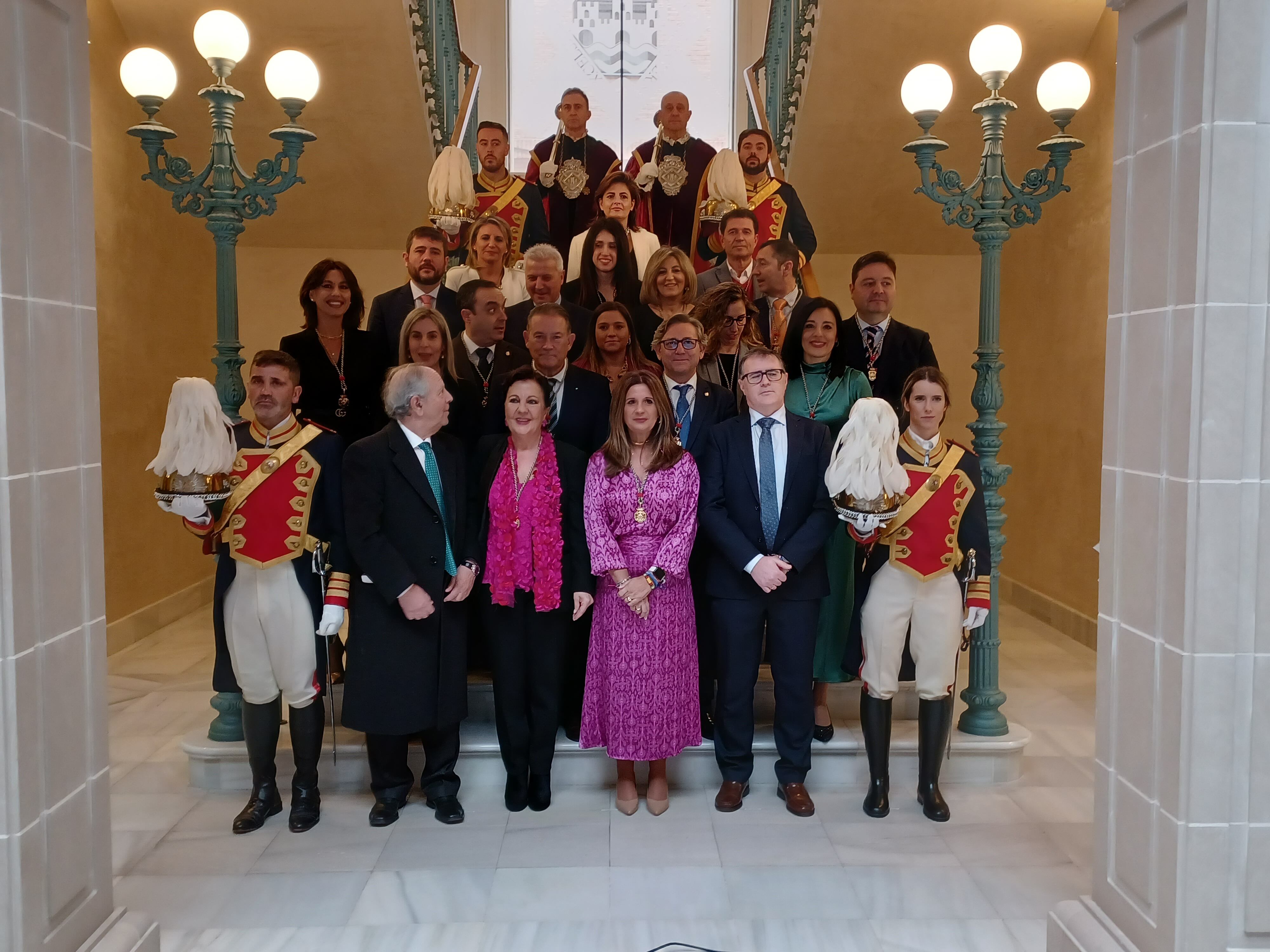 Carmen Linares y su esposo, junto a miembros de la corporación municipal.