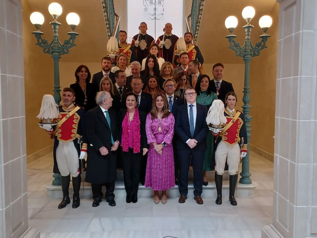 Carmen Linares y su esposo, junto a miembros de la corporación municipal.