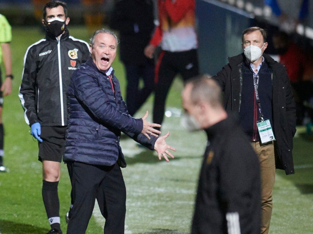 Juan Ignacio Martínez da indicaciones a sus jugadores en el Fernando Torres