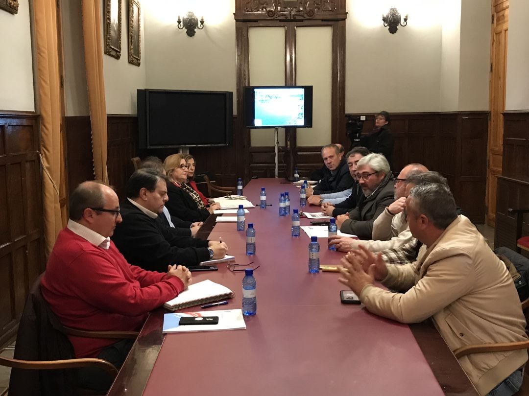 Reunión del diputado de Servicios Municipales con diferentes alcaldes y alcaldesas.